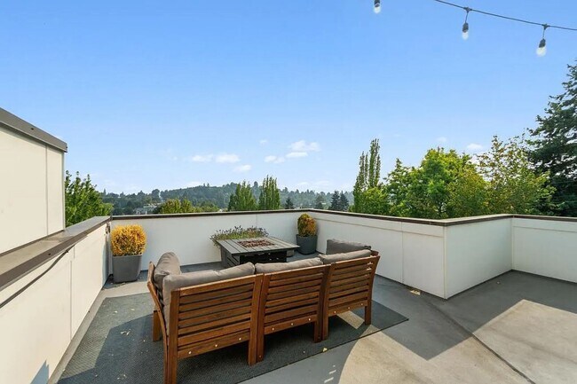 Building Photo - Beatiful 2 bed/ 2 bath townhome in Madison...