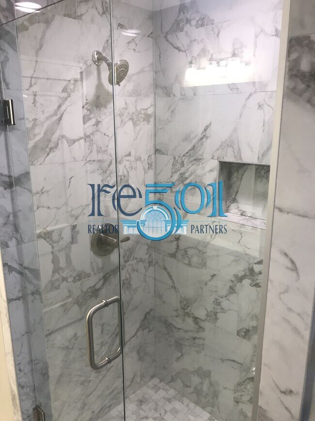 Building Photo - *New Price*  Newly Renovated Immaculate Co...