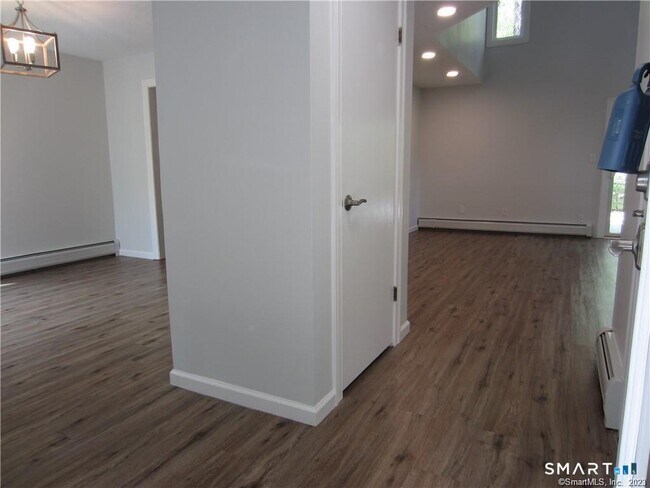 Building Photo - 8 Staunton Ct