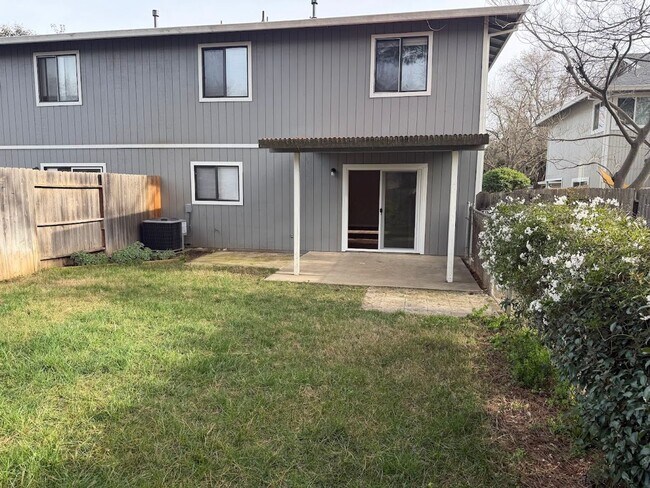 Building Photo - Huge Three Bedroom Townhouse with Garage and Backyard!