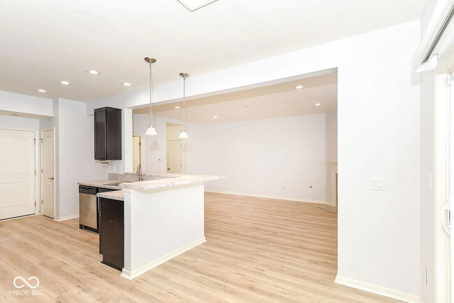 Building Photo - 9651 Calamus Dr