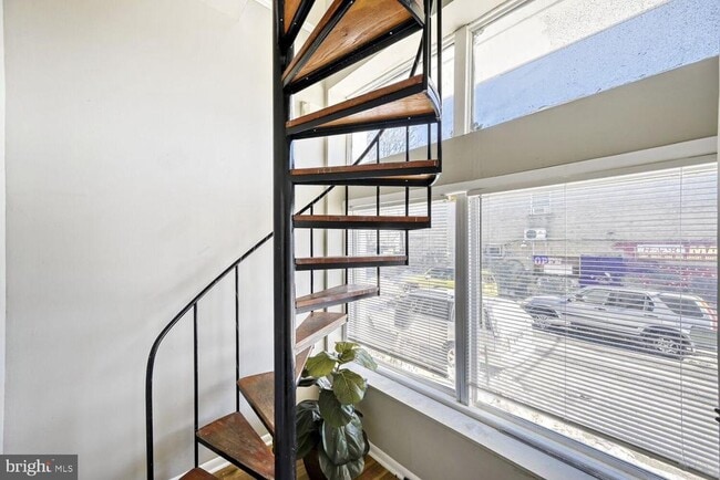 Building Photo - 400 N Rose St