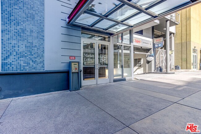 Building Photo - 645 W 9th St