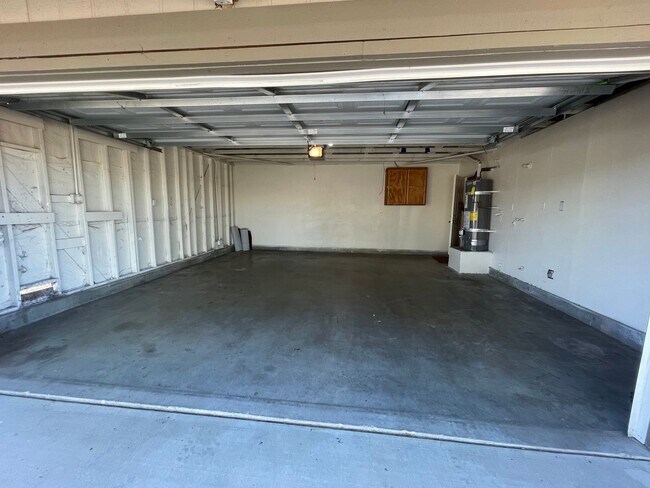 Building Photo - Hesperia-Refurbished- 3 Bedrooms, 2 Bathro...
