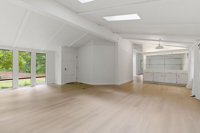 Building Photo - Single level Bainbridge Island home