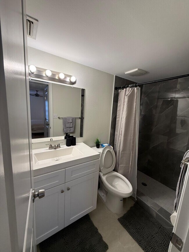 Building Photo - Furnished first floor Brand new renovated apartment