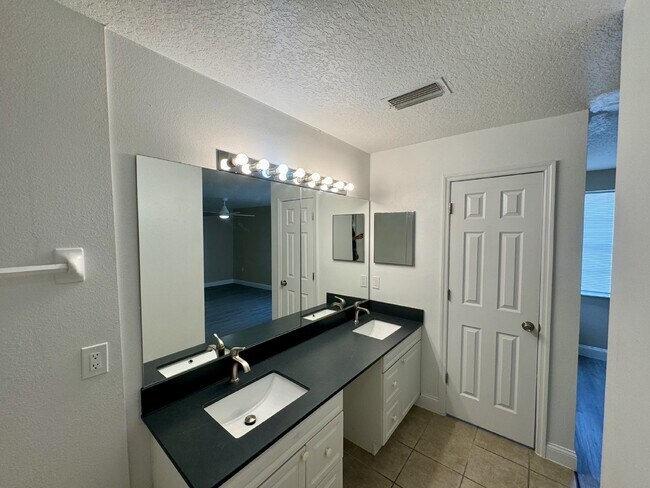 Building Photo - Fully renovated Townhome for Rent in Davenport, FL