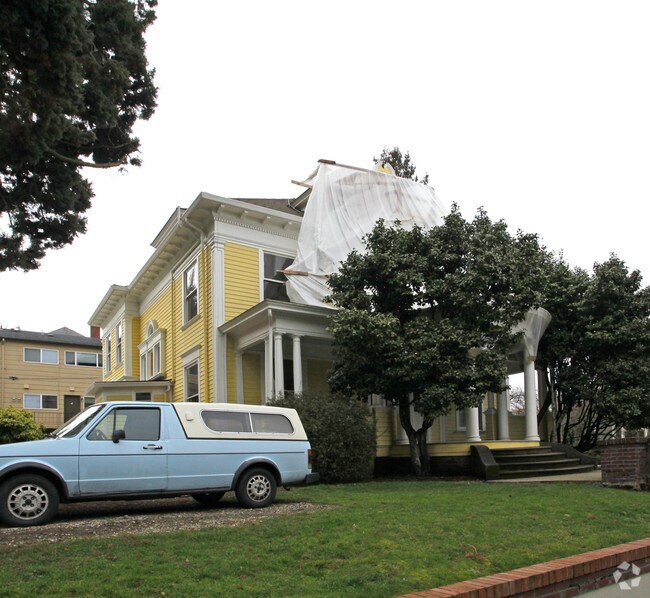 Primary Photo - 831 NW 24th Ave