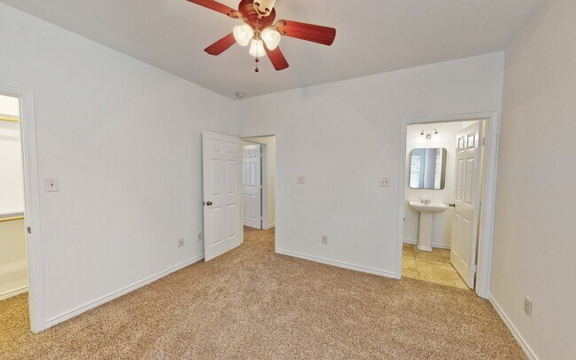 Building Photo - One Block to A&M! Kyle Field walking distance! Newly remodeled, all appliances, 5 bd/4 bth across...