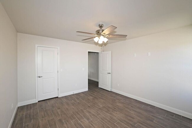 Building Photo - 7629 Woodford Ave