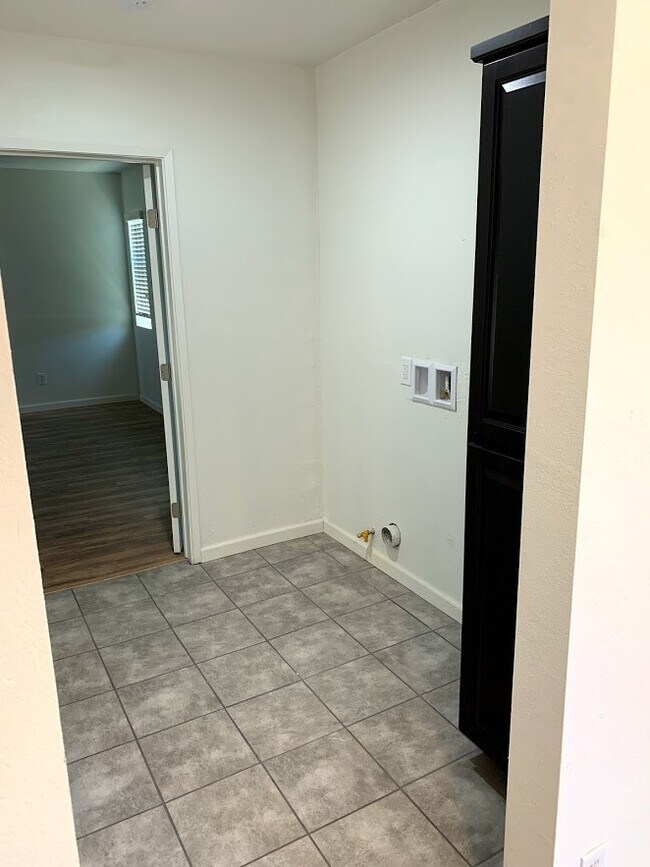 Building Photo - 3 Bedroom Home with HUGE yard!