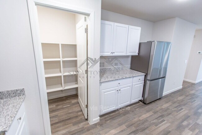 Building Photo - 3510 Mateo Dr