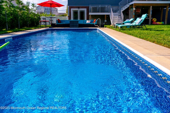 Building Photo - 18 Valentine St