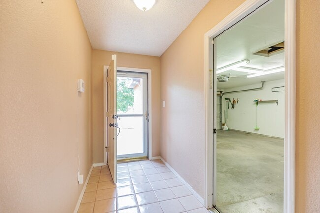 Building Photo - 3 Bedroom 2 Bath Home