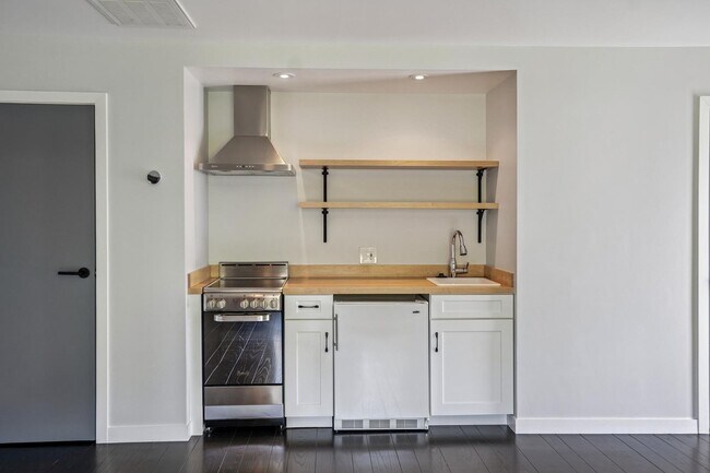 Building Photo - Renovated Linfield Oaks Retreat with Private Garden and Guest Studio