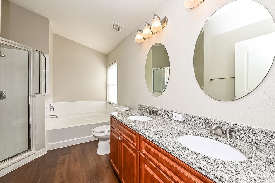 Building Photo - 12903 Lake Vista Dr