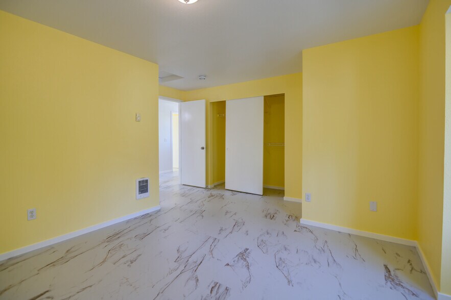 Building Photo - 705 5th Ave