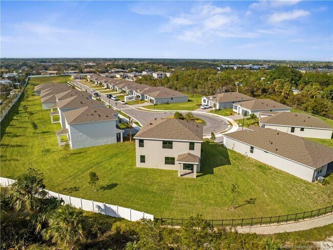 Building Photo - 2048 NE Ocean Dunes Dr