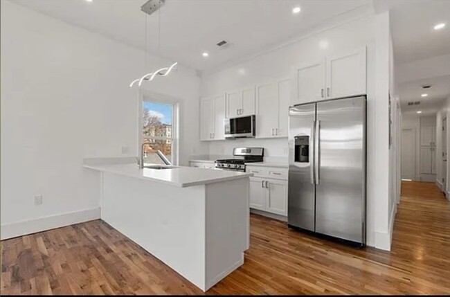 Primary Photo - 120 Regent St