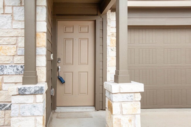 Building Photo - Spacious 3/2 in Kyle with oversized garage