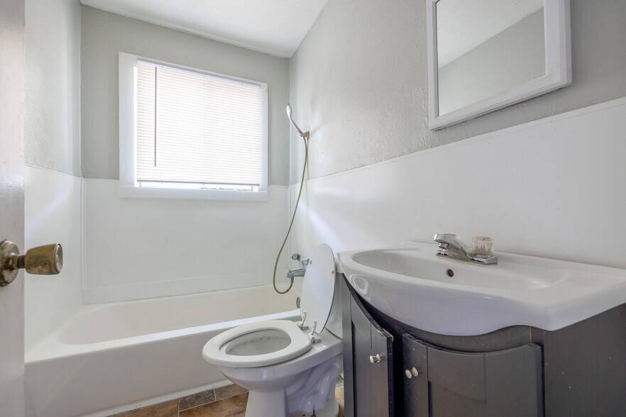 Bathroom - 2818 S Grove St