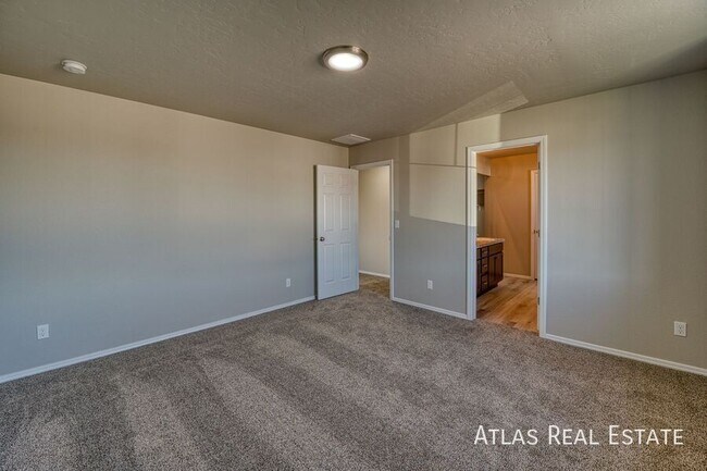 Building Photo - 2711 W Balboa Dr