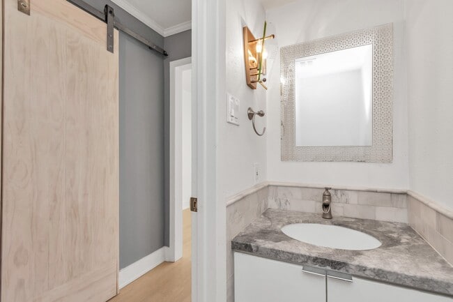 Building Photo - 3934 Roseland St