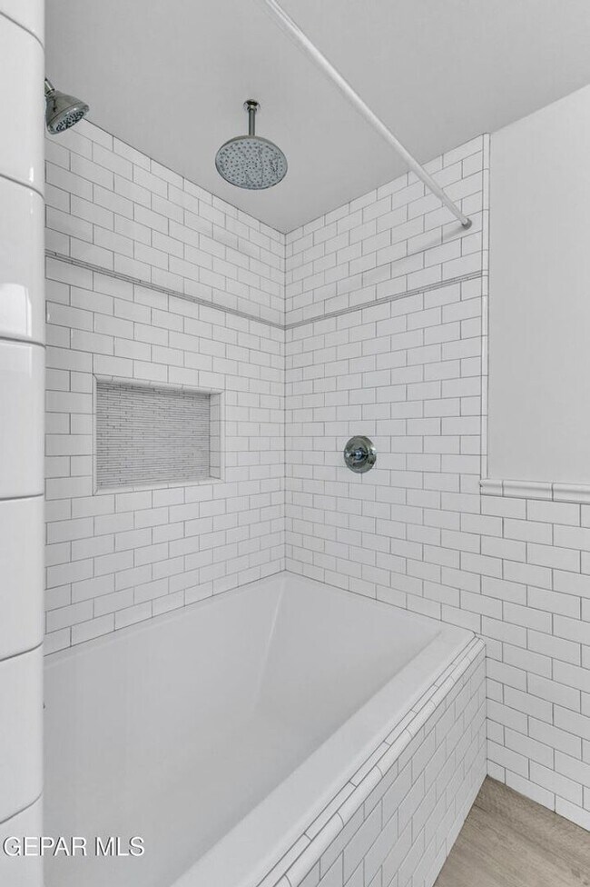 Building Photo - Come to check this beautiful house 4 bedrooms, possible 5th bed and 3 baths.