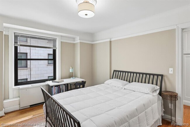 Building Photo - 15 E Kirby St