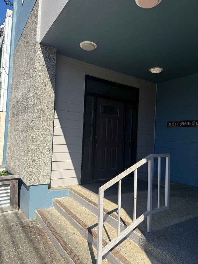Primary Photo - 211 5th St