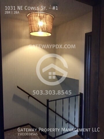 Building Photo - 1031 NE Cowls St