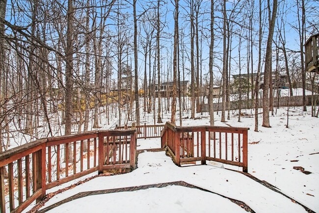 Building Photo - AVAILABLE NOW-3 Bedroom Split foyer in Stafford