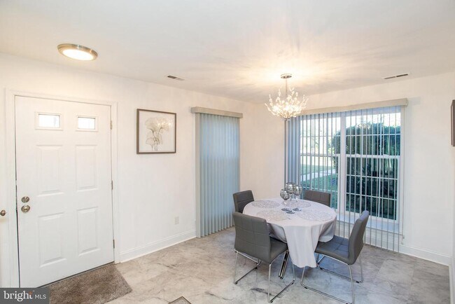 Building Photo - 33 Dogwood Ln