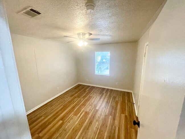 Building Photo - 2 Bed, 1 Bath Available for Rent in Brandon!