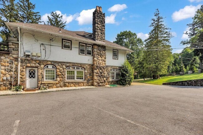 Building Photo - 149 Central Dr