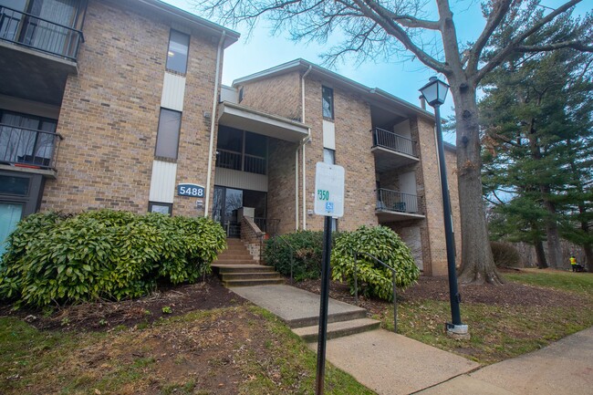 Building Photo - Lovely 2 BR/1.5 BA Top Floor Unit Condo in...