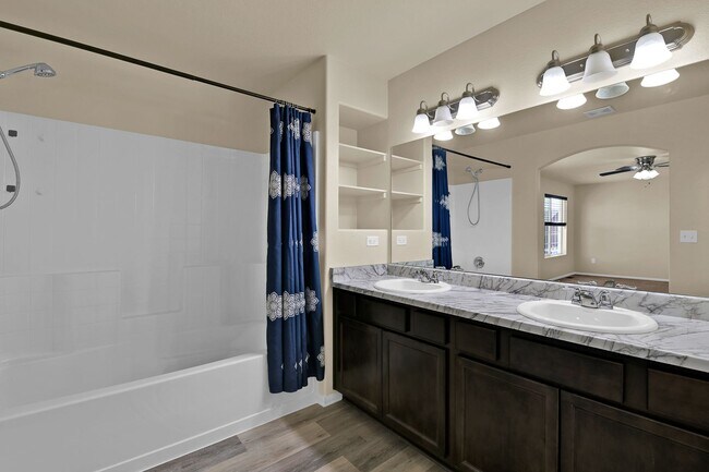 Building Photo - Move-In Ready Townhome with Luxury Finishe...