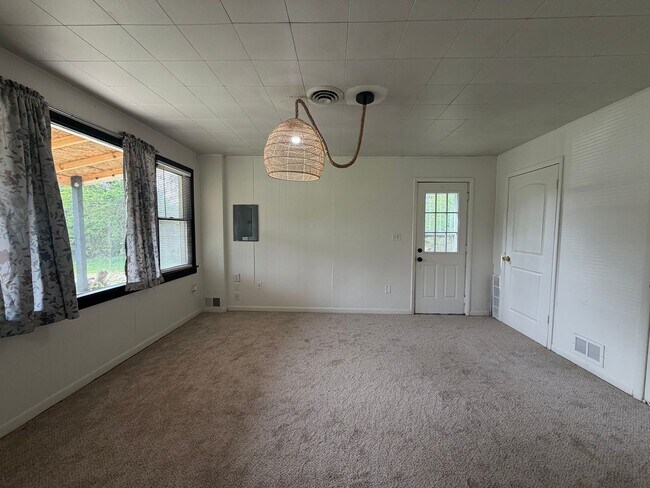 Building Photo - Adorable Home in Lowell School District