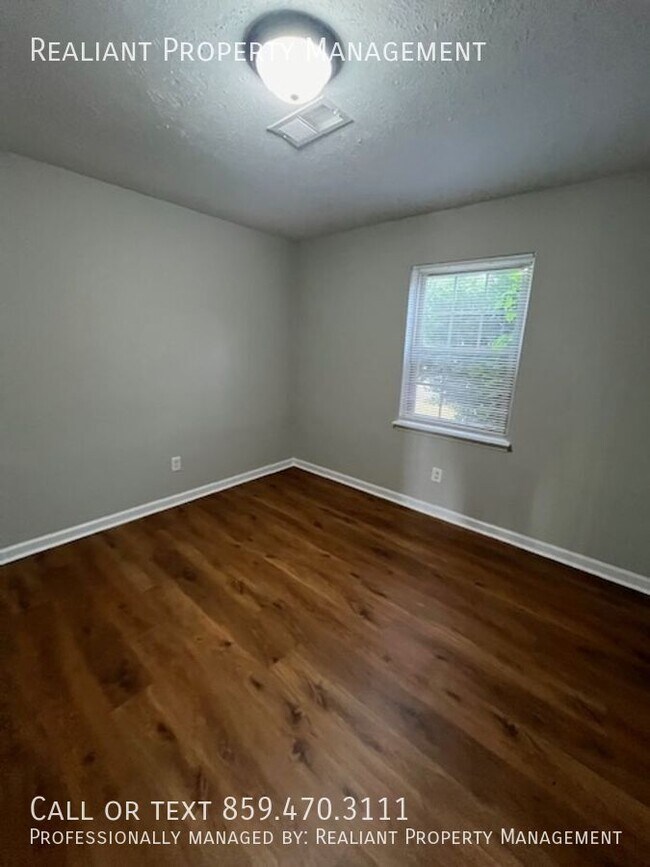 Building Photo - 425 Lenney Dr