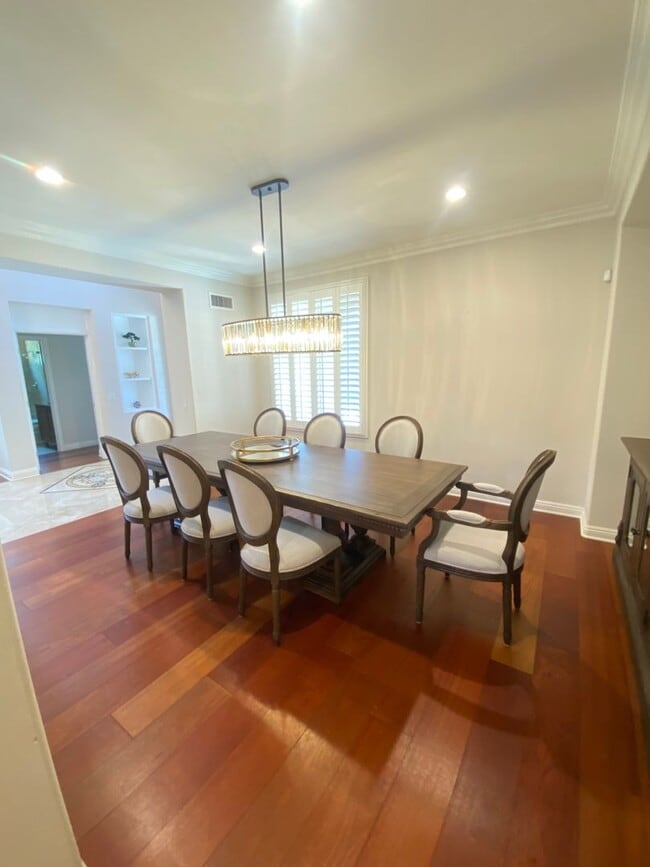 Building Photo - Luxurious 4 Bedroom Fullerton House For Re...