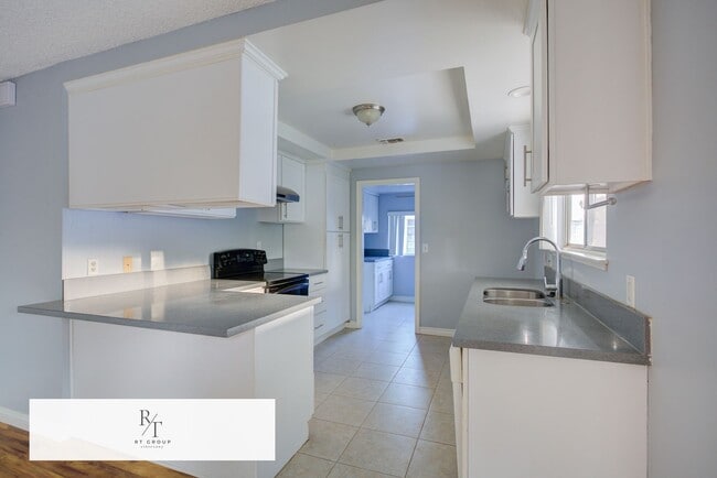 Building Photo - Welcome to Your Stylish Diamond Bar Home!