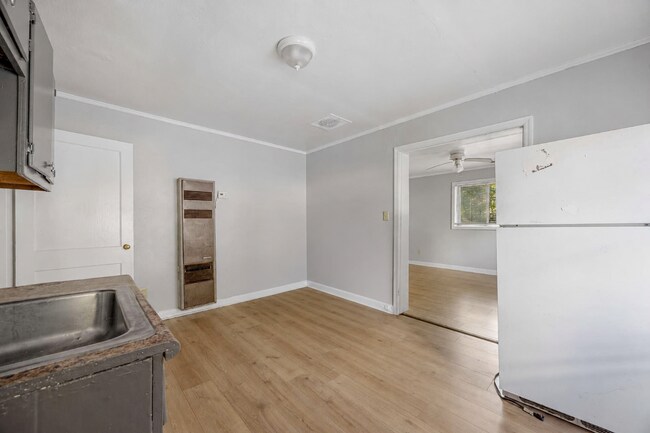 Building Photo - Berclair 1BR with appliances included — $750/mo, $450 deposit