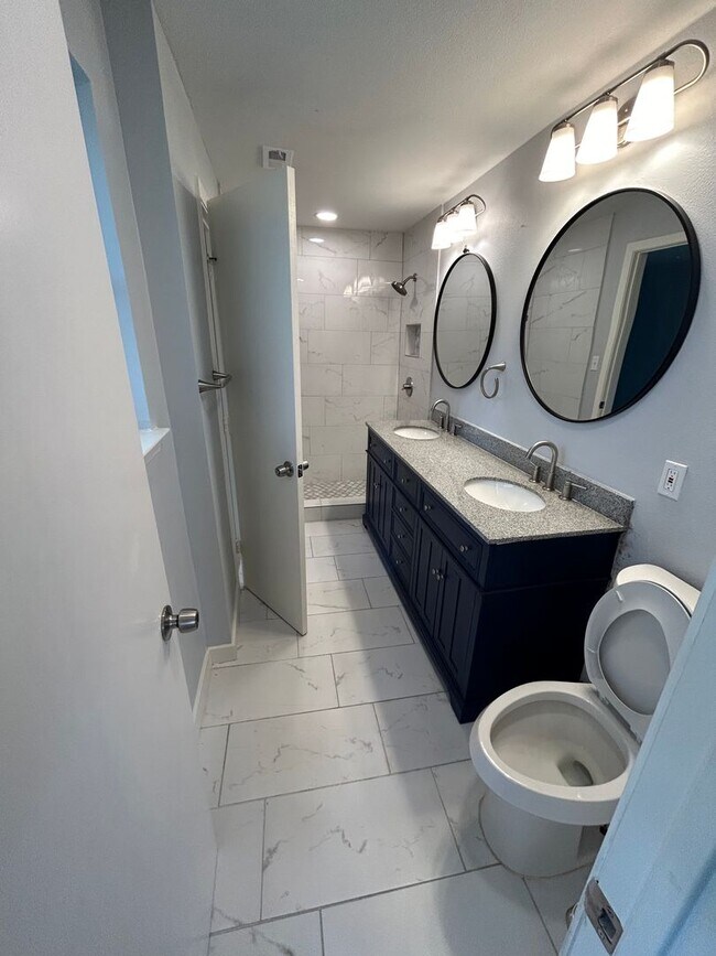 Building Photo - 2750 Ridgewood St