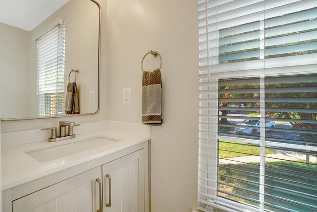 Building Photo - 6063 Hydrangea Dr