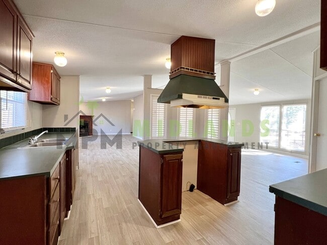 Building Photo - 323 Tabor Dr