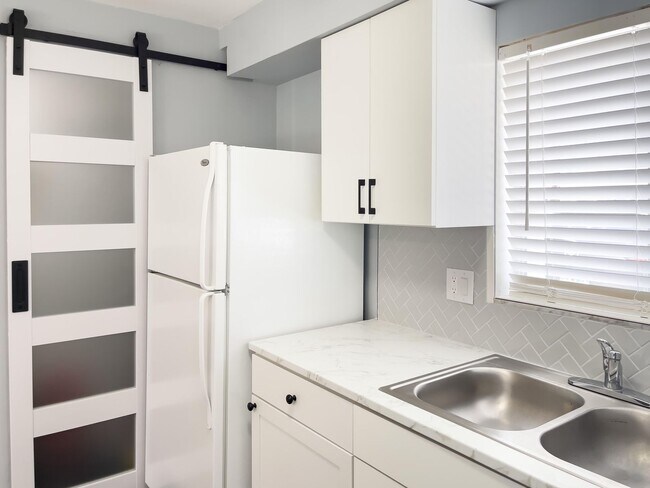 Building Photo - Affordable 2 Bedroom Condo - Water Utility Included