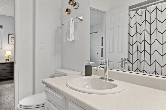 Building Photo - Great 2 bed 2 bath town house centrally lo...
