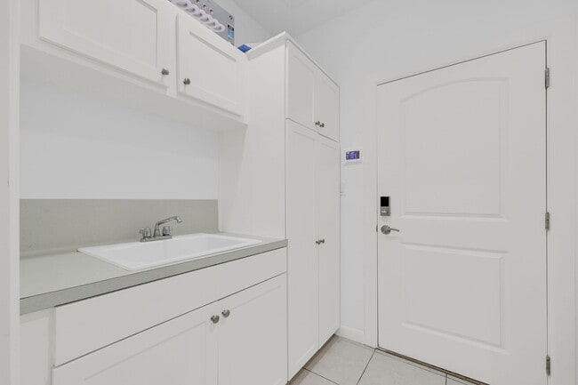 Building Photo - Fully Furnished & Move-In Ready!