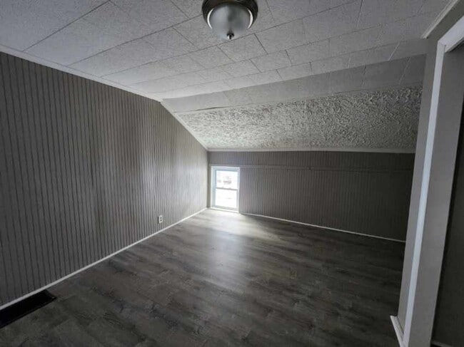 Building Photo - Five Bedroom Single Family Home!