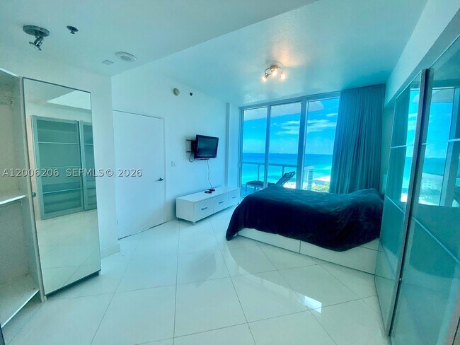 Building Photo - 6515 Collins Ave